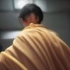 林知远编辑头像，戴眼镜的年轻男性，书架背景，专业沉稳气质